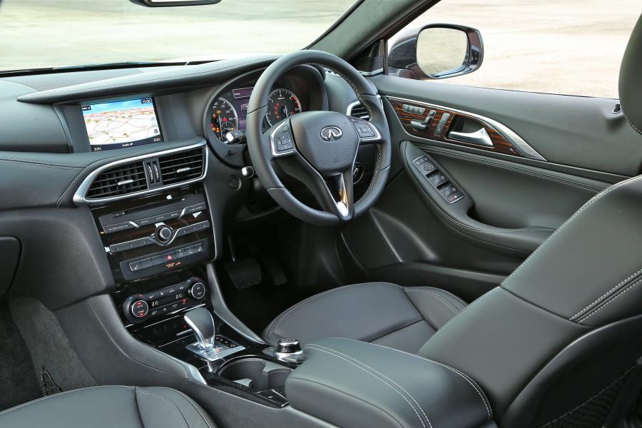  Infiniti Q30 2.2d AWD 2016 года  (UK) (фото 25 из 27)